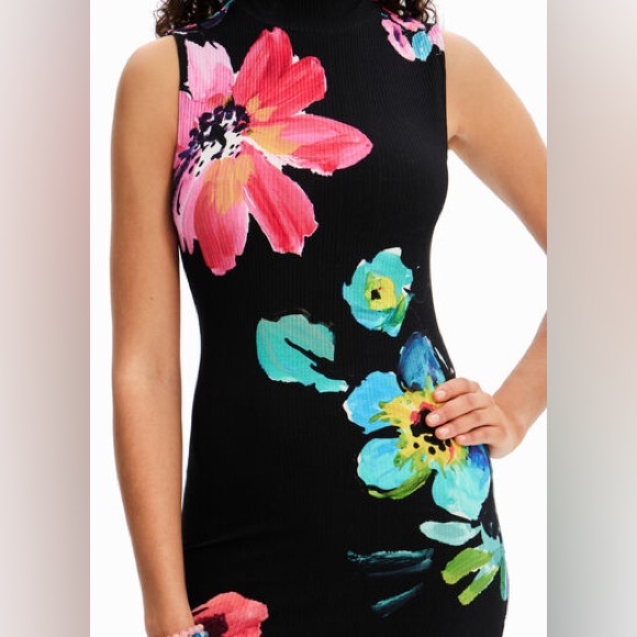 Desigual Floral ribbed midi dress
First picture of Bella Hadid wearing dress. - Picture 3 of 10